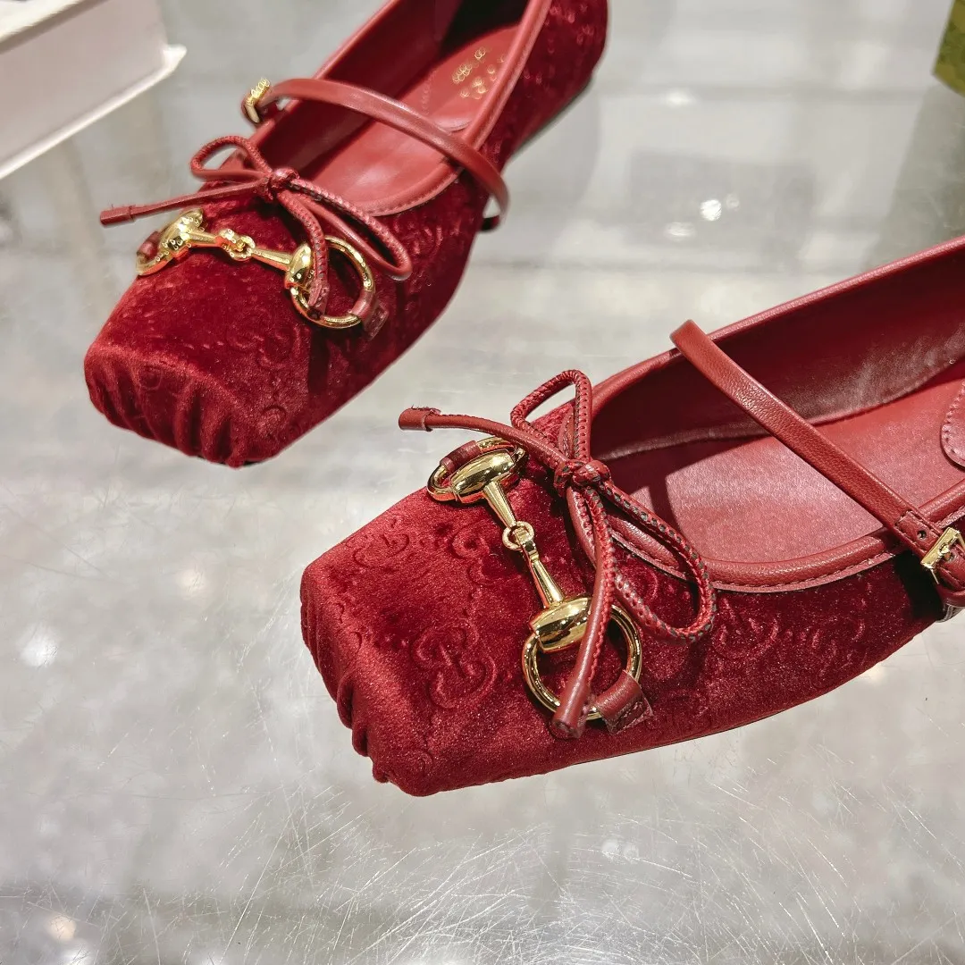 👟👟Ex-factory price 560👟👟 Gucci Horsebit series women's ballet flats. This iconic horsebit ballet flats features a square toe design and elegant bow details, paying tribute to the traditional ballet shoe style. This piece is crafted from Gucci ankh leather and embellished with a light gold-tone horsebit buckle. A 'sacchetto' construction with a soft, padded insole provides a great fit. ✅Size: 35-42 (customized for 40-42) ✅Sole material: Imported Italian genuine leather sole ✅Packaging: Brand new red box packaging
